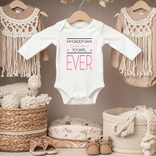 dječji bodi sa zabavnim natpisom, Bodi My Daddy says I'm not allowed to date... Ever, bodi s imenom djeteta, bodi s natpisom, majica s natpisom majica s imenom djeteta, pokloni za babinje, pokloni za rođenje djeteta, pokloni za krštenje, uspomena za djecu, personalizirani poklon za dijete, personalizirani pokloni