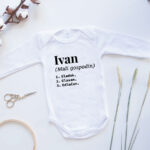 personalizirani pokloni za bebe, bodi s imenom djeteta, bodi s natpisom, majica s natpisom majica s imenom djeteta, pokloni za babinje, pokloni za rođenje djeteta, pokloni za krštenje, uspomena za djecu, personalizirani poklon za dijete, personalizirani pokloni