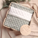 Personalizirana minky dekica s pomponima-Mint, personalizirana dječja deka, dječja deka s imenom, personalizirana deka za bebu, pokloni za bebe, pokloni za babinje, pokloni za krštenje, pokloni za curice, pokloni za djevojčice, pokloni za dečke, pokloni za dječake, personalizirani pokloni, ručni rad, unikatni pokloni, deka za bebu s imenom, poklon za bebu Hrvatska, ručno rađena dječja deka Hrvatska, minky dekica