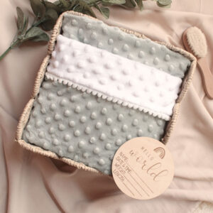 Personalizirana minky dekica s pomponima-Mint, personalizirana dječja deka, dječja deka s imenom, personalizirana deka za bebu, pokloni za bebe, pokloni za babinje, pokloni za krštenje, pokloni za curice, pokloni za djevojčice, pokloni za dečke, pokloni za dječake, personalizirani pokloni, ručni rad, unikatni pokloni, deka za bebu s imenom, poklon za bebu Hrvatska, ručno rađena dječja deka Hrvatska, minky dekica