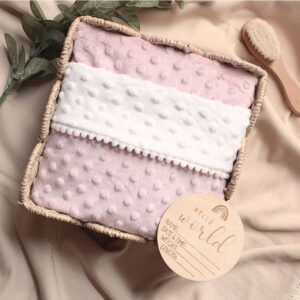 Personalizirana minky dekica s pomponima-Mint, personalizirana dječja deka, dječja deka s imenom, personalizirana deka za bebu, pokloni za bebe, pokloni za babinje, pokloni za krštenje, pokloni za curice, pokloni za djevojčice, pokloni za dečke, pokloni za dječake, personalizirani pokloni, ručni rad, unikatni pokloni, deka za bebu s imenom, poklon za bebu Hrvatska, ručno rađena dječja deka Hrvatska, minky dekica