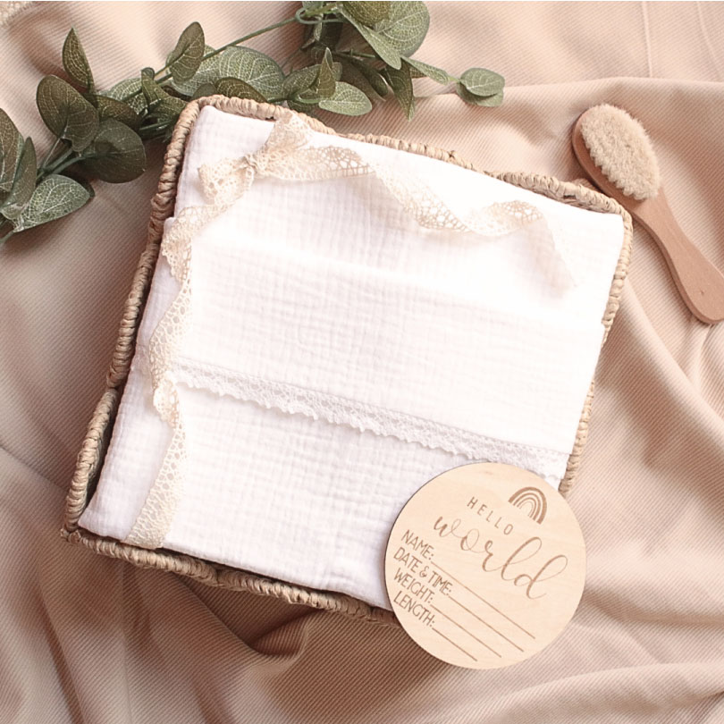 Personalizirana-muslin-deka s čipkom bijela Personalizirana topla dekica, personalizirana dječja deka, dječja deka s imenom, personalizirana deka za bebu, pokloni za bebe, pokloni za babinje, pokloni za krštenje, pokloni za curice, pokloni za djevojčice, pokloni za dečke, pokloni za dječake, personalizirani pokloni, ručni rad, unikatni pokloni, deka za bebu s imenom, poklon za bebu Hrvatska, ručno rađena dječja deka Hrvatska, muslin deka s čipkom