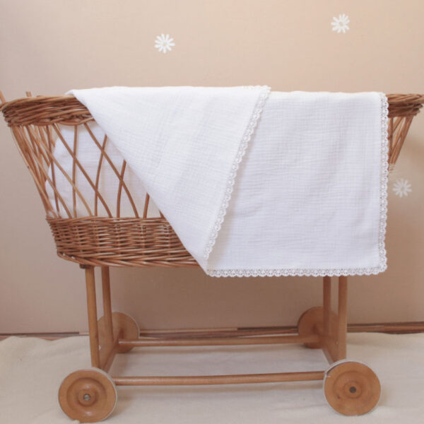 Personalizirana muslin deka s čipkom- bijela, personalizirana dječja deka, dječja deka s imenom, personalizirana deka za bebu, pokloni za bebe, pokloni za babinje, pokloni za krštenje, pokloni za curice, pokloni za djevojčice, pokloni za dečke, pokloni za dječake, personalizirani pokloni, ručni rad, unikatni pokloni, deka za bebu s imenom, poklon za bebu Hrvatska, ručno rađena dječja deka Hrvatska, krštenje, poklon za krštenje, obred krštenja