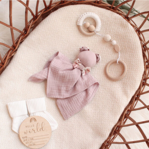 mazilica, mazilica s imenom, personalizirana mazilica, igračka s imenom, igračka s imenom djeteta, medo, personalizirana igračka, tješilica, tješilica za djecu, tješilica s imenom, personalizirana tješilica, igračka s imenom, rođenje djeteta, personalizirani pokloni, pokloni za novorođenče, pokloni za dječake, pokloni za djevojčice, unikatni poklni, pokloni za krštenje, pokloni za babinje, za bebe, pokloni za babine