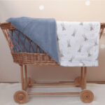 Personalizirana topla dekica, personalizirana dječja deka, dječja deka s imenom, personalizirana deka za bebu, pokloni za bebe, pokloni za babinje, pokloni za krštenje, pokloni za curice, pokloni za djevojčice, pokloni za dečke, pokloni za dječake, personalizirani pokloni, ručni rad, unikatni pokloni, deka za bebu s imenom, poklon za bebu Hrvatska, ručno rađena dječja deka Hrvatska, zečica, tetra deka s čipkom mint