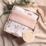 Personalizirana topla dekica, personalizirana dječja deka, dječja deka s imenom, personalizirana deka za bebu, pokloni za bebe, pokloni za babinje, pokloni za krštenje, pokloni za curice, pokloni za djevojčice, pokloni za dečke, pokloni za dječake, personalizirani pokloni, ručni rad, unikatni pokloni, deka za bebu s imenom, poklon za bebu Hrvatska, ručno rađena dječja deka Hrvatska, zečica, tetra deka s čipkom mint