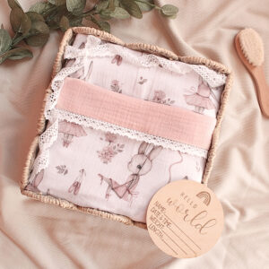 Personalizirana minky dekica s pomponima-Mint, personalizirana dječja deka, dječja deka s imenom, personalizirana deka za bebu, pokloni za bebe, pokloni za babinje, pokloni za krštenje, pokloni za curice, pokloni za djevojčice, pokloni za dečke, pokloni za dječake, personalizirani pokloni, ručni rad, unikatni pokloni, deka za bebu s imenom, poklon za bebu Hrvatska, ručno rađena dječja deka Hrvatska, minky dekica, zečica