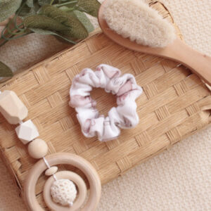 scrunchie zečića, pokloni za mame, personalizirani pokloni, pokloni za novorođenče, rodilja, trudnica, mama, unikatni pokloni, ručni rad, scrunchie ručni rad