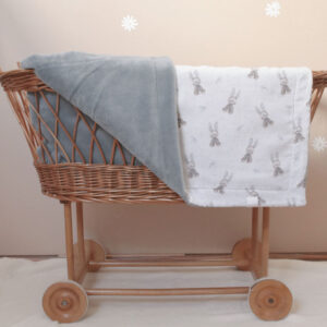 Personalizirana topla dekica, personalizirana dječja deka, dječja deka s imenom, personalizirana deka za bebu, pokloni za bebe, pokloni za babinje, pokloni za krštenje, pokloni za curice, pokloni za djevojčice, pokloni za dečke, pokloni za dječake, personalizirani pokloni, ručni rad, unikatni pokloni, deka za bebu s imenom, poklon za bebu Hrvatska, ručno rađena dječja deka Hrvatska, zečica