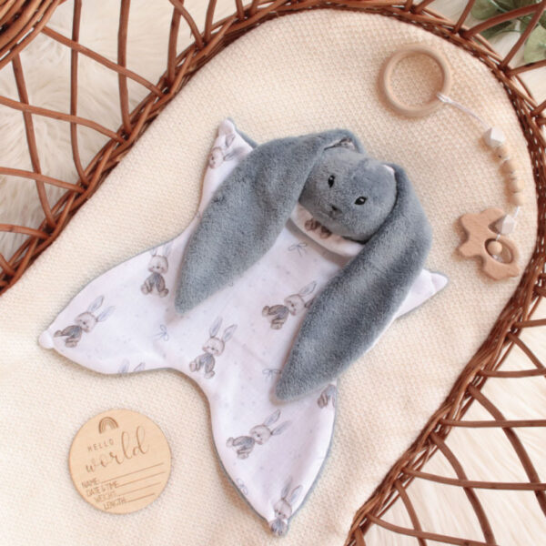 mazilica, mazilica s imenom, personalizirana mazilica, zečić, tješilica za bebe, tješilica s imenom, igračka s imenom, personalizirana igračka, zeko, personalizirani pokloni, pokloni za novorođenče, pokloni za dječake, pokloni za djevojčice, unikatni poklni, pokloni za krštenje, pokloni za babinje, za bebe, pokloni za babine