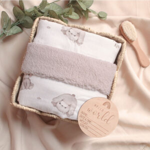 Personalizirana topla dekica, personalizirana dječja deka, dječja deka s imenom, personalizirana deka za bebu, pokloni za bebe, pokloni za babinje, pokloni za krštenje, pokloni za curice, pokloni za djevojčice, pokloni za dečke, pokloni za dječake, personalizirani pokloni, ručni rad, unikatni pokloni, deka za bebu s imenom, poklon za bebu Hrvatska, ručno rađena dječja deka Hrvatska, zečica, tetra deka s čipkom mint