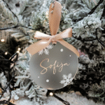 pahulja, personalizirana pahulja, personalizirani ukras za jelku, ukras za božićno drvce u obliku pahulje, Personalizirana božićna kuglica, Božićni poklon za djecu, Božićni poklon za bebe, Kuglica s imenom, Poklon za prvi Božić, Unikatni božićni ukras Personalizirani blagdanski poklon , Djeca i bebe božićni ukrasi, Personalizirana božićna kuglica s imenom za bebu