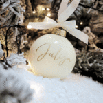 Božićna kuglica, Personalizirana božićna kuglica, Božićni poklon za djecu, Božićni poklon za bebe, Kuglica s imenom, Poklon za prvi Božić, Unikatni božićni ukras Personalizirani blagdanski poklon , Djeca i bebe božićni ukrasi, Personalizirana božićna kuglica s imenom za bebu