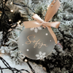 pahulja, personalizirana pahulja, personalizirani ukras za jelku, ukras za božićno drvce u obliku pahulje, Personalizirana božićna kuglica, Božićni poklon za djecu, Božićni poklon za bebe, Kuglica s imenom, Poklon za prvi Božić, Unikatni božićni ukras Personalizirani blagdanski poklon , Djeca i bebe božićni ukrasi, Personalizirana božićna kuglica s imenom za bebu