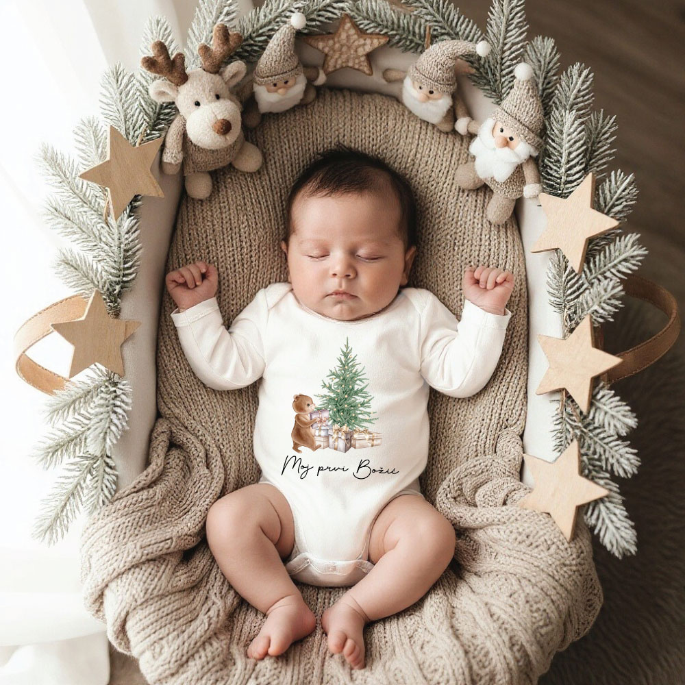 Moj-prvi-božič-Smrekica Moj prvi Božić, personalizirani bodi ,dječji bodi za Božić, poklon za novorođenče, božićni bodi, bodi s natpisom, poklon za dijete, božićni suvenir, dječja odjeća za Božić, unikatni poklon, novorođenče prvi Božić, božićni outfit za bebe personalizirani poklon božićna odjeća za bebe uspomenarski poklon